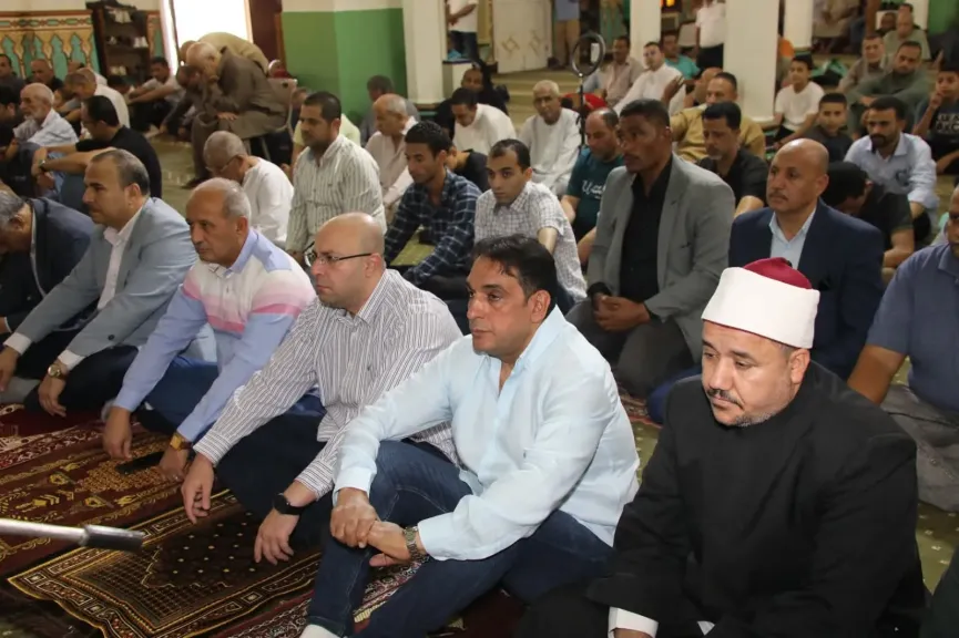 محافظ بني سويف يؤدي صلاة الجمعة بمسجد عمر بن عبد العزيز ويستوقفه عدد من المصلين