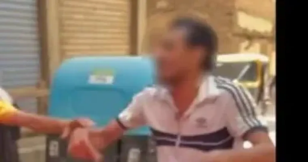 سائق توك توك يهدد بإحراق سيارة فى مشاجرة بسبب أولوية المرور