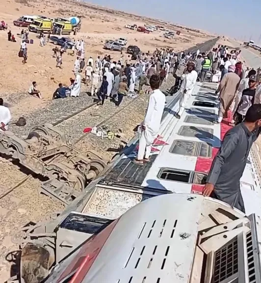 السكة الحديد.. تدفع بأوناش لرفع عربات قطار  مطروح