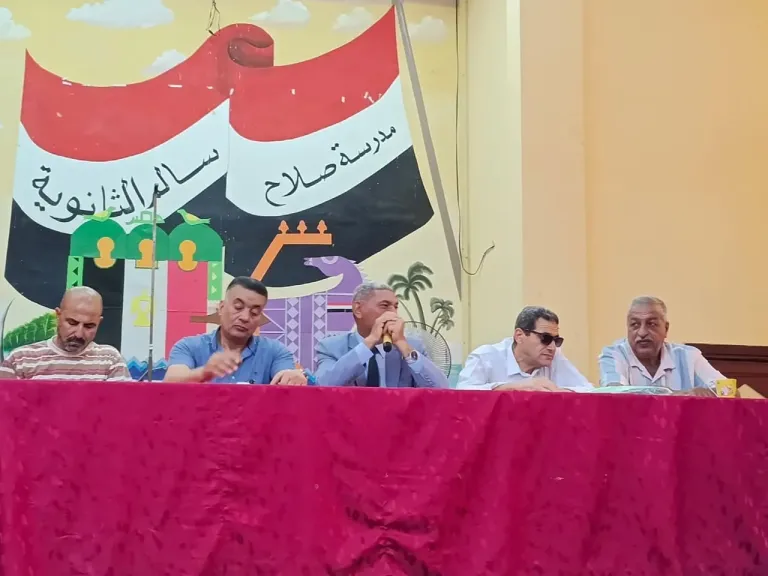 اجتماعا طارئا لمديرى المراحل التعليمية و الموجهين الأوائل و مديرى المدارس بإدارة بندر كفر الدوار