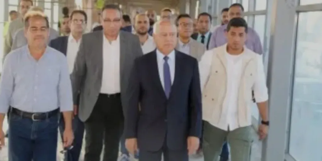 نائب رئيس مجلس الوزراء يصل موقع قطار مطروح لمتابعة الحادث