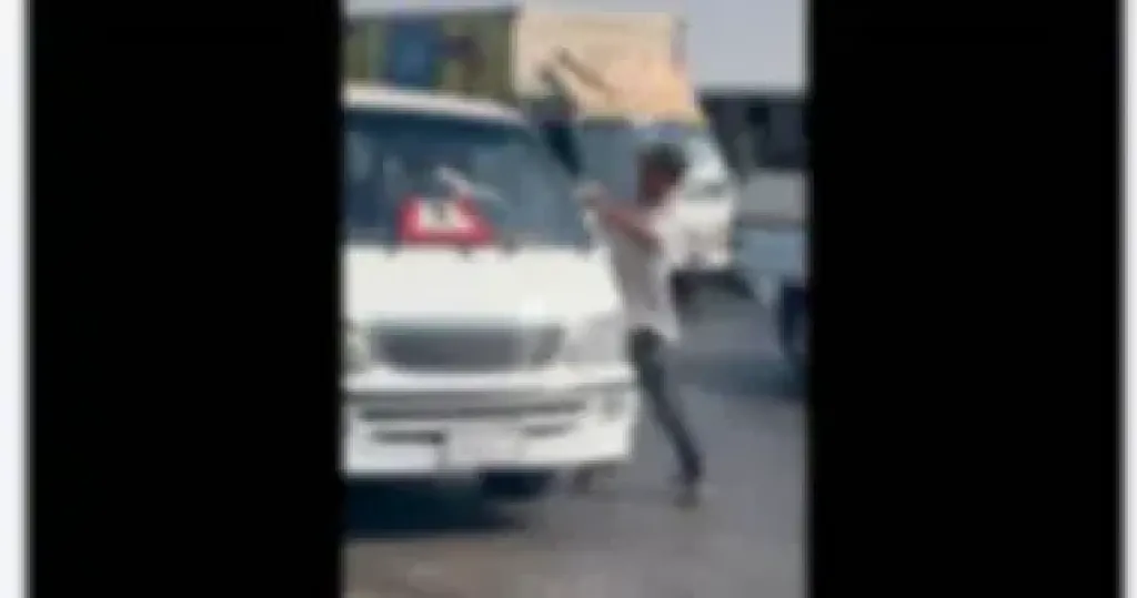 ضبط المتهم بالاعتداء على سائق ميكروباص لرفضه دفع ”إتاوة” بالطريق الدائرى