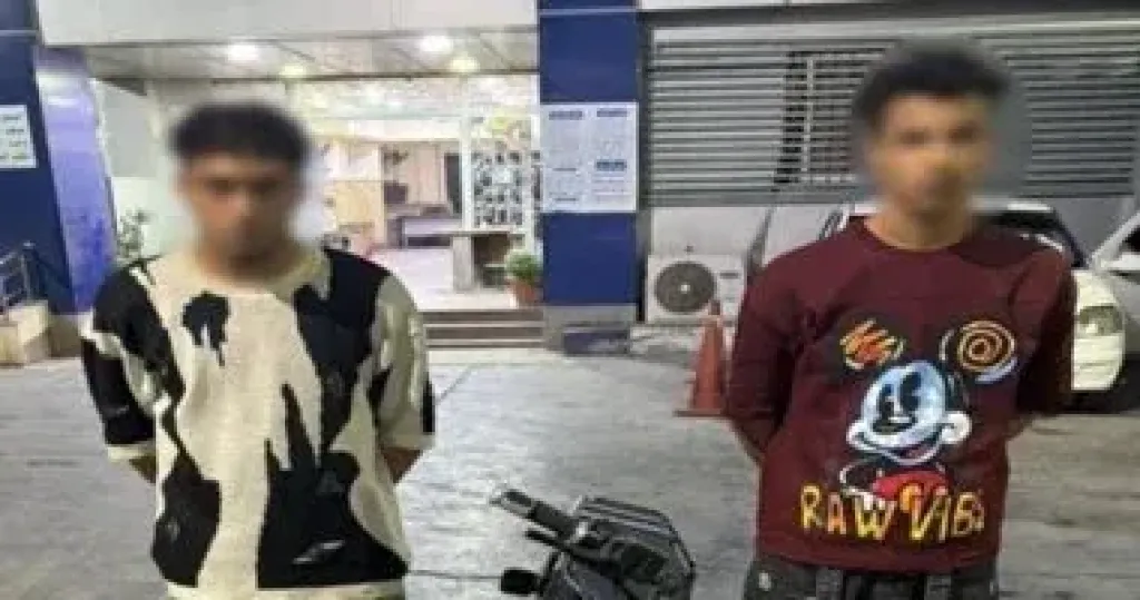 شابان يعتديان على شخص فى الشارع ”للمزاح”