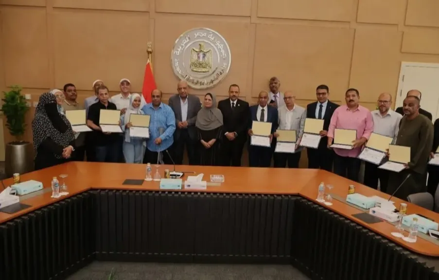 وزير الكهرباء  يسلّم عدد من العاملين المتميزين بشركات الكهرباء شهادات تقدير ورحلات عمرة مجانية