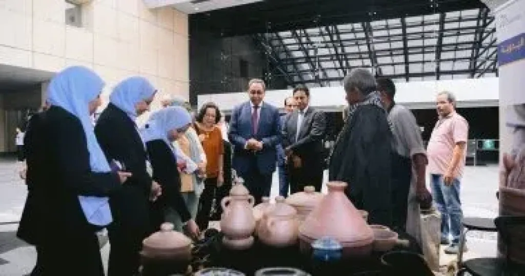 محافظ قنا ونائبه يتفقدان جناح المحافظة للحرف التراثية بالمتحف القومى للحضارة