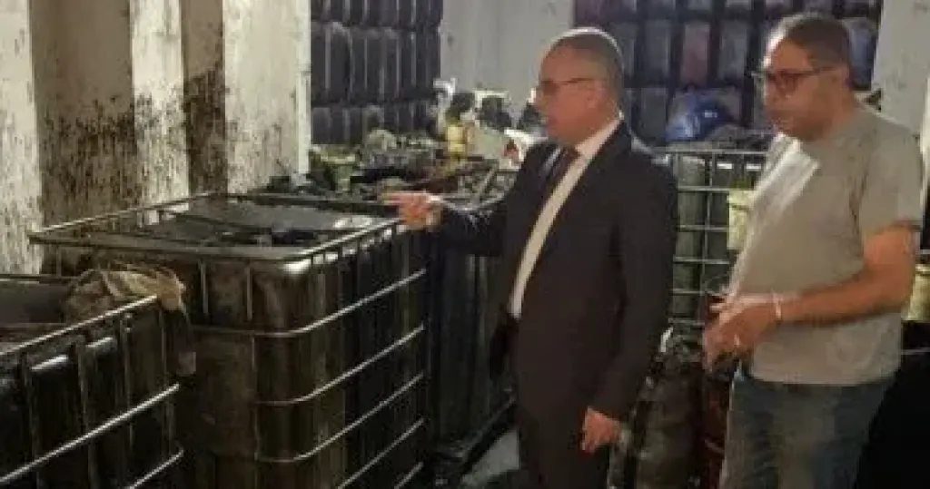 ضبط 7000 لتر زيت بمخزن لتجميع زيوت السيارات فى الدقهلية