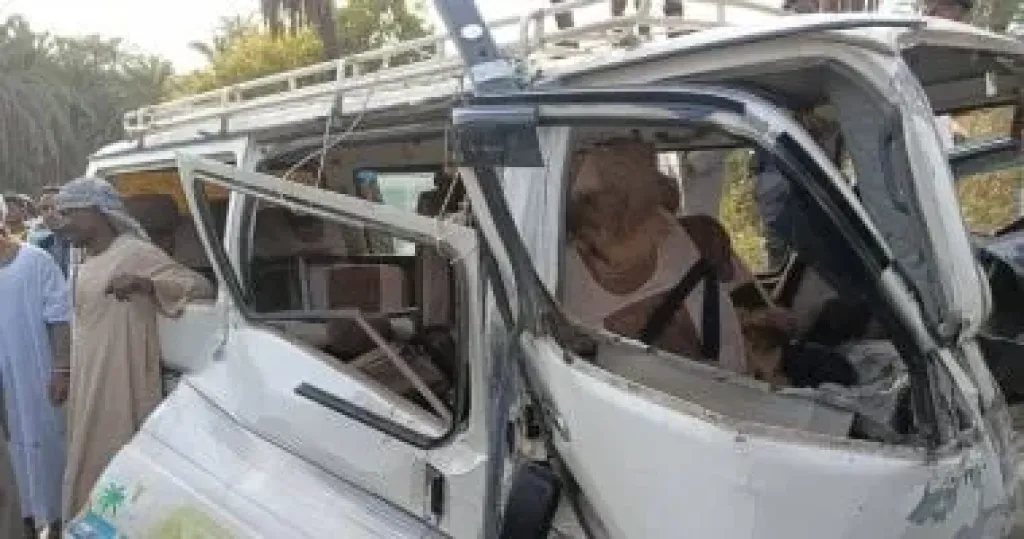 إصابة 8 أشخاص فى حادث تصادم سيارتين بطريق أسيوط الغربى