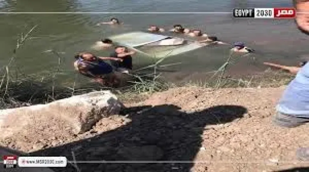 مصرع شخص وإصابة نجله إثر سقوط سيارة في ترعة بقرية الخادمية بكفر الشيخ