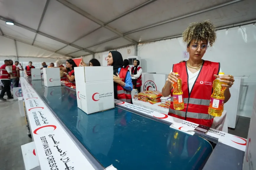 موظفو ”فودافون مصر” يشاركون متطوعي الهلال الأحمر المصري في تعبئة المساعدات المقدمة إلى غزة