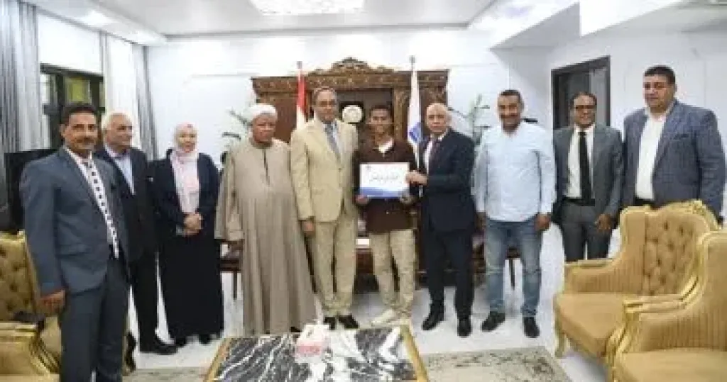 محافظ قنا يسلم عقود عمل لأوائل خريجى مدرسة مياه الشرب والصرف الصحى