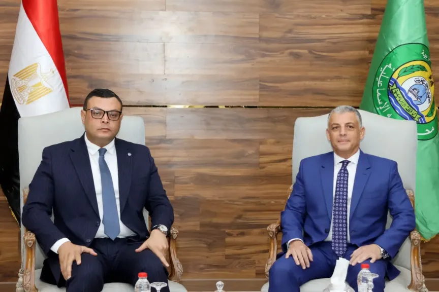 وزير الإسكان ومحافظ الإسماعيلية يتابعان ملفات العمل المشترك| صور