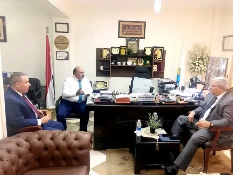 رئيس القابضة للمياه يتابع الموقف التنفيذى لمشروعات مياه الشرب والصرف الصحى بمحافظات القناة