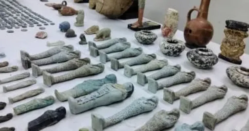 تاجر آثار يعترف: حفرت بنفسى فى جبل المنيا واستخرجت 577 قطعة أثرية