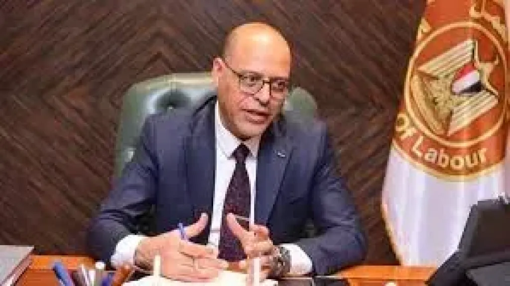 وزير العمل يُسلم عقود لشباب للعمل في دولة الإمارات والبوسنة والهرسك