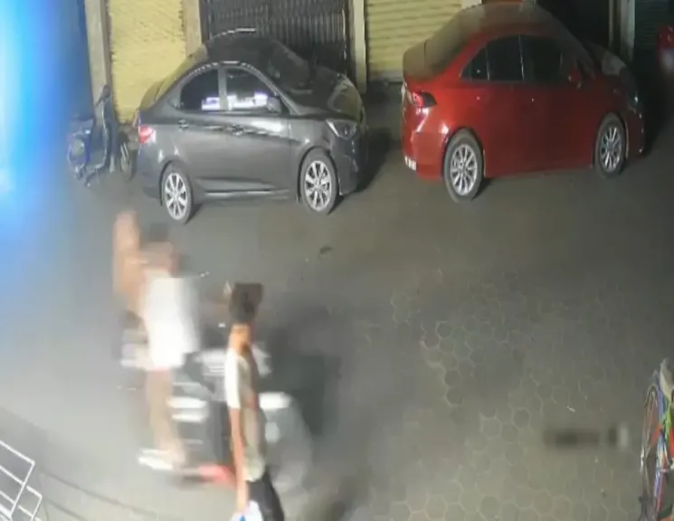 أمن القاهرة يضبط شخصين اعتديا على صبي في الشارع بدافع «المزاح»