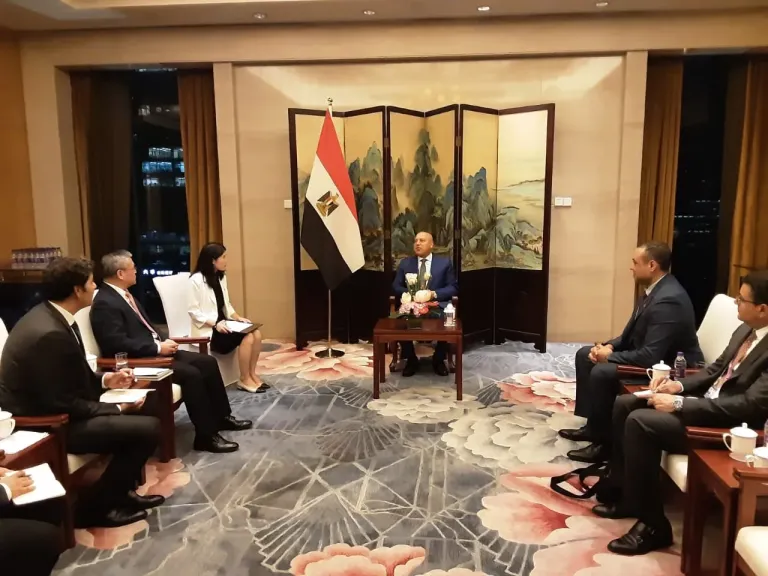 وزير الصناعة والنقل يلتقي  رئيس شركة أفيك انترناشيونال لمتابعة  تنفيذ  القطار الكهربائي الخفيف LRT