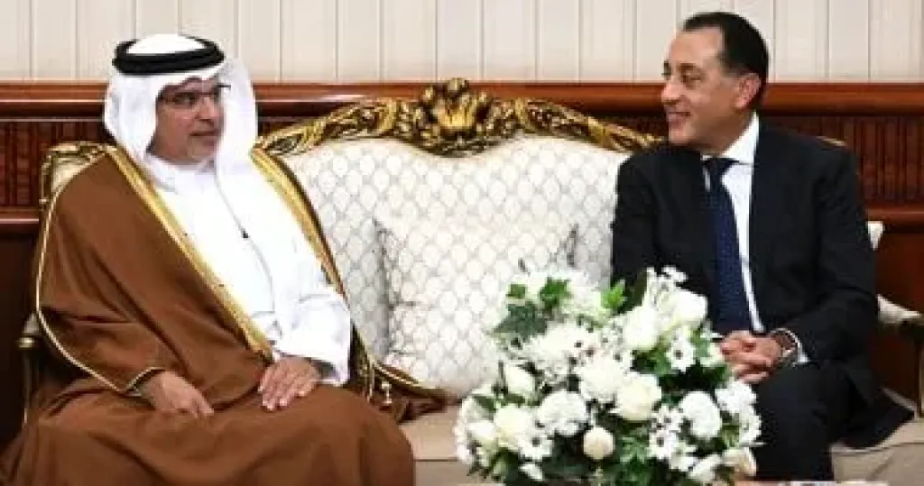 رئيس الوزراء يستقبل ولى عهد مملكة البحرين بمطار القاهرة الدولى