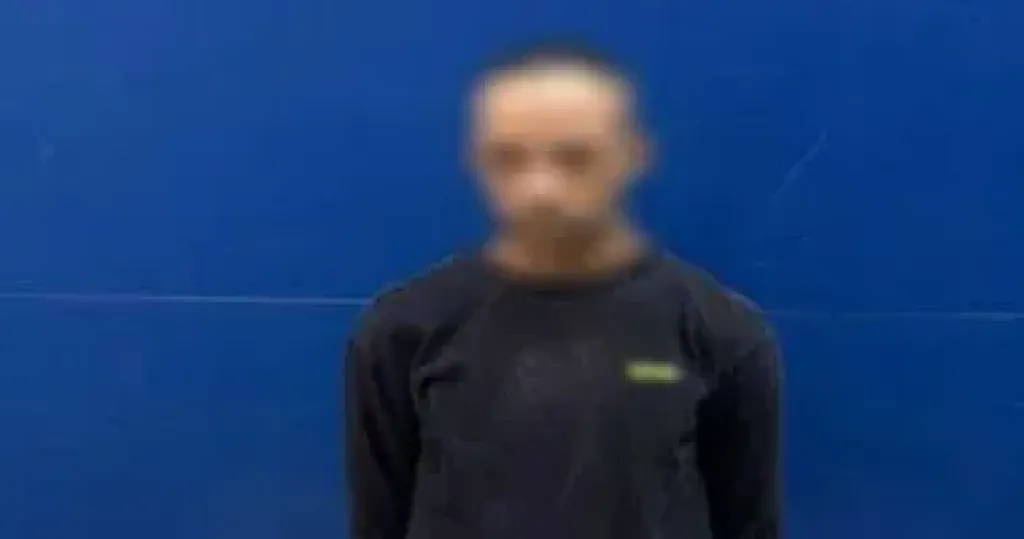 فيديو صادم فى بنى سويف.. رجل يعتدى على سيدة مسنة بصندوق بلاستيك