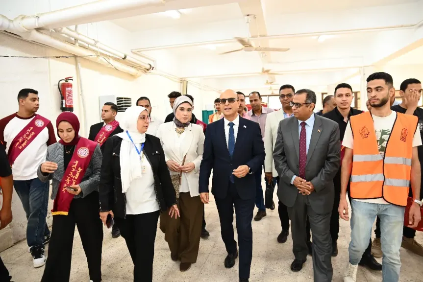 الدكتور المنشاوي يتفقد أعمال الكشف الطبي  للطلاب الجدد بجامعة أسيوط