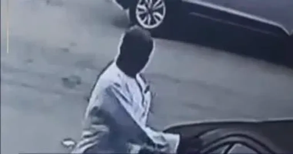 لص السيارات بأكتوبر يكسر الزجاج بقطعة حديد بأسلوب غريب