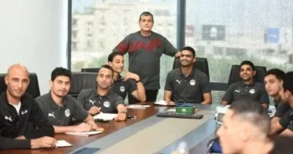 أوسكار رويز يراجع حالات الـ VAR مع الحكام