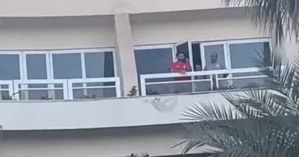 محمد صلاح يداعب عروسين من غرفته بفندق إقامة المنتخب قبل لقاء إثيوبيا