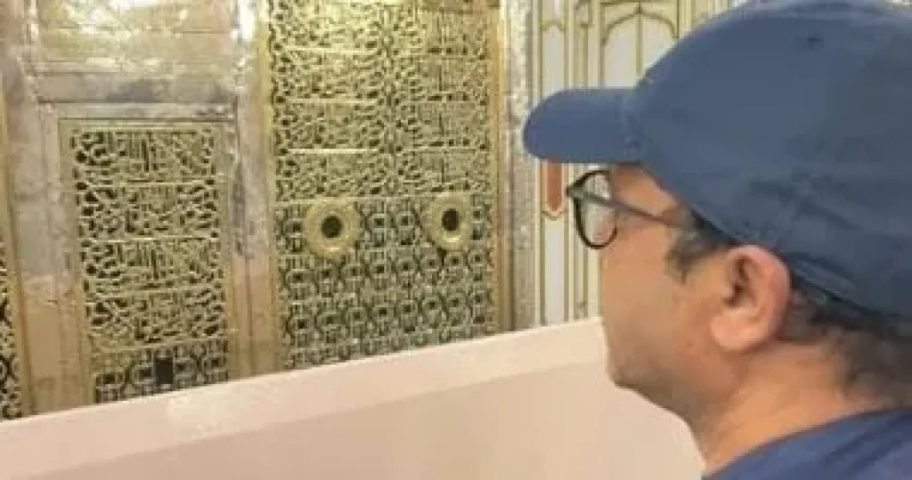 هنيدى يحتفل بالمولد النبوى بصورة من الروضة