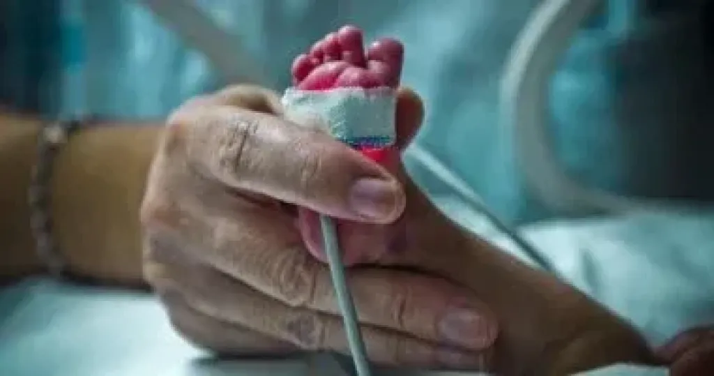 العثور على رضيع حديث الولادة داخل قطار فى قنا
