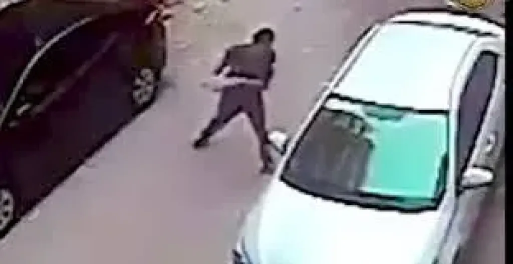الداخلية تكشف حقيقة فيديو محاولة كسر زجاج سيارة لسرقتها