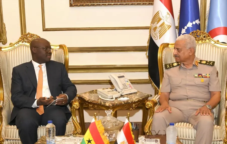 وزير الدفاع يلتقى وزير المالية والتخطيط الإقتصادى والقائم بأعمال وزير الدفاع لجمهورية غانا.. صور