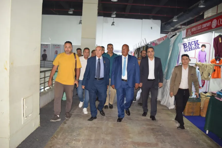 رئيس غرفة القاهرة يتفقد معرض أهلًا مدارس قبل إنطلاقة بساعات