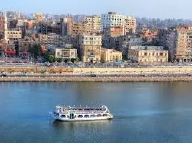 ركله في رأسه وضربه بعنف، شاب يعتدي على طفل ويرعب الناس في الدقهلية