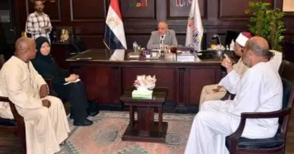 محافظ الأقصر يستقبل أهالي نجع قمزو للاستماع إلى مطالبهم.. اعرف التفاصيل
