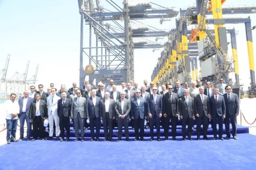 وزير الصناعة والنقل يعلن استقبال ميناء السخنة السفينة المتخصصة ZHEN HUA 23