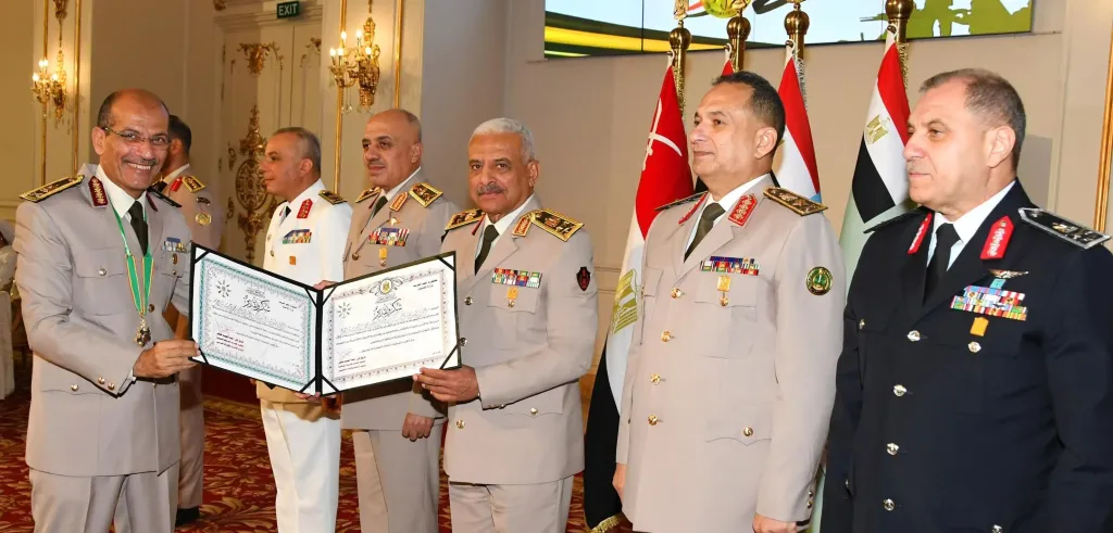 وزير الدفاع والإنتاج الحربى يكرم قادة القوات المسلحة الذين أوفوا العطاء