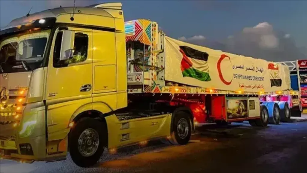 الهلال الأحمر المصري يدفع نحو 99 ألف سلة غذائية عبر قافلة «زاد العزة» الـ 32 إلى أهالي غزة