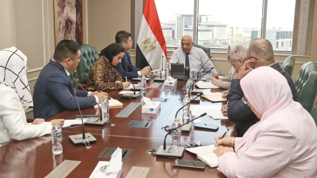 وزير الكهرباء يبحث مع شركة “صن ريف سولارSunRev Solar  الصينية التعاون في مجالات الطاقة المتجددة وتصنيع مهمات الطاقة الشمسية