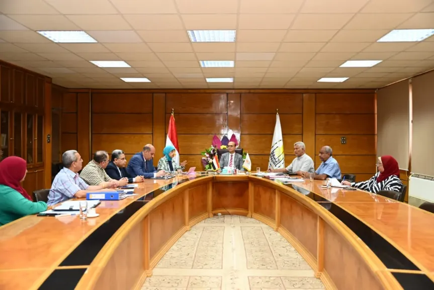 الدكتور المنشاوي يستعرض الموقف التنفيذي لأعمال الإنشاءات بجامعة أسيوط