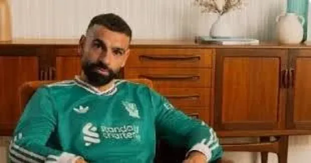 محمد صلاح يتصدر الحملة الدعائية لقميص ليفربول الثالث