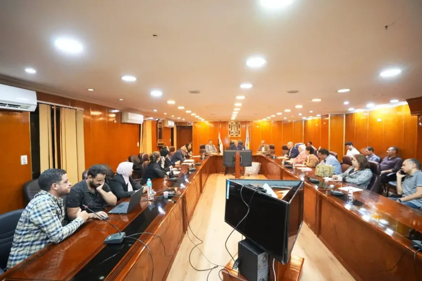محافظ أسيوط يترأس اجتماع مجلس إدارة مركز معلومات شبكات