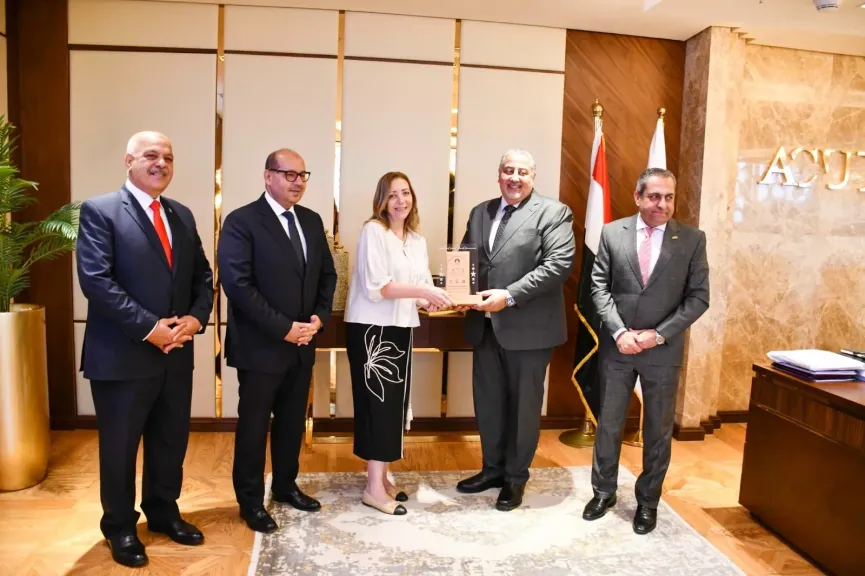 تكريم متبادل بين ياسر  إدريس وخالد عباس فى إطار التعاون الأوليمبي المشترك