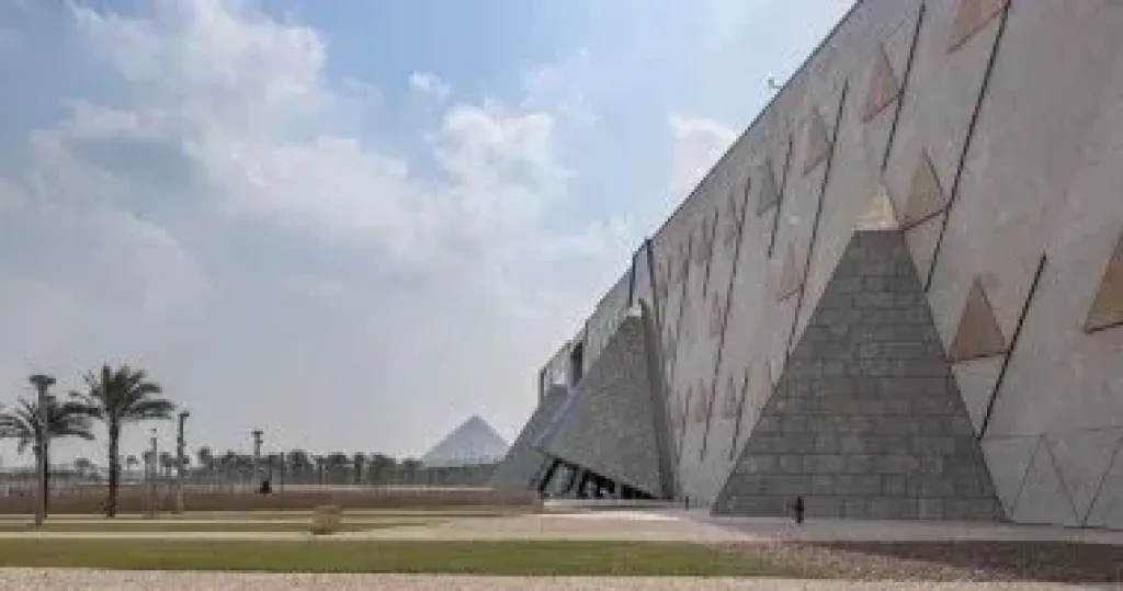 قبل الافتتاح :وزيرة التنمية المحلية تلتقي الرئيس التنفيذي للمتحف المصري الكبير لبحث الجوانب البيئية