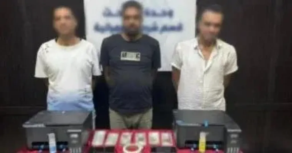 تمكنت الأجهزة الأمنية بمديرية أمن الجيزة من ضبط ثلاثة أشخاص تورطوا في نشاط إجرامي تخصص في تزوير العملات المحلية وترويجها بهدف تحقيق أرباح غير مشروعة.