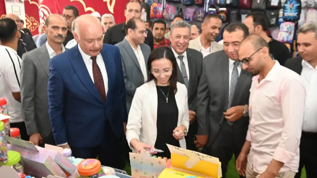 محافظ البحيرة تختتم جولتها بافتتاح ثالث معارض ”أهلاً مدارس” بكفر الدوار بتخفيضات تصل إلى 40%
