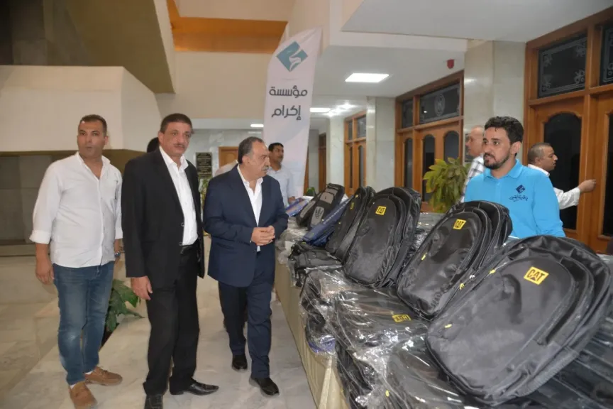 محافظ أسيوط يوزع 300 حقيبة مدرسية للأسر الأولى بالرعاية تزامنا