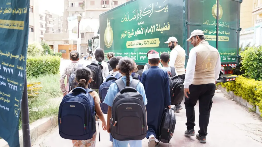 «بيت الزكاة والصدقات» ينتهي من توزيع حقيبة وأدوات كتابية وزي مدرسي وحذاء على الطلاب الأيتام في القاهرة والجيزة والقليوبية