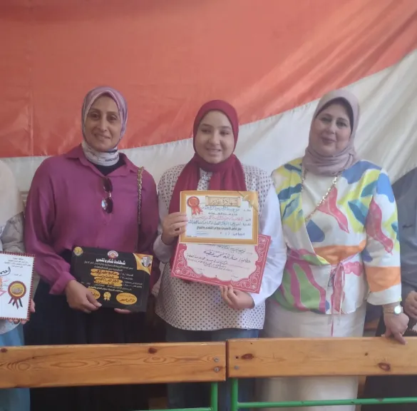 جاكلين: تكريم مديرة مدرسة الحديثة الإعدادية لحصولها على الرائد المثالي على مستوى المحافظة وتكريم صاحبة مبادرة العقول الخضراء