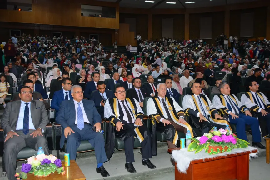 حقوق أسيوط تحتفل بتخريج الدفعة السادسة من برنامج اللغة الإنجليزية