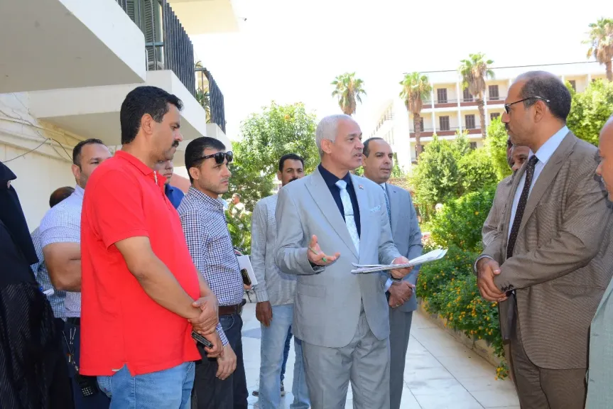 نائب رئيس جامعة أسيوط يتفقد استعدادات المدن الجامعية