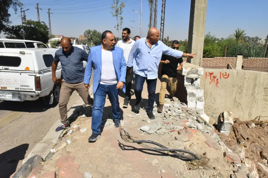 محافظ أسيوط يتفقد أعمال فتح محور مروري جديد بمنطقة سيد لتخفيف